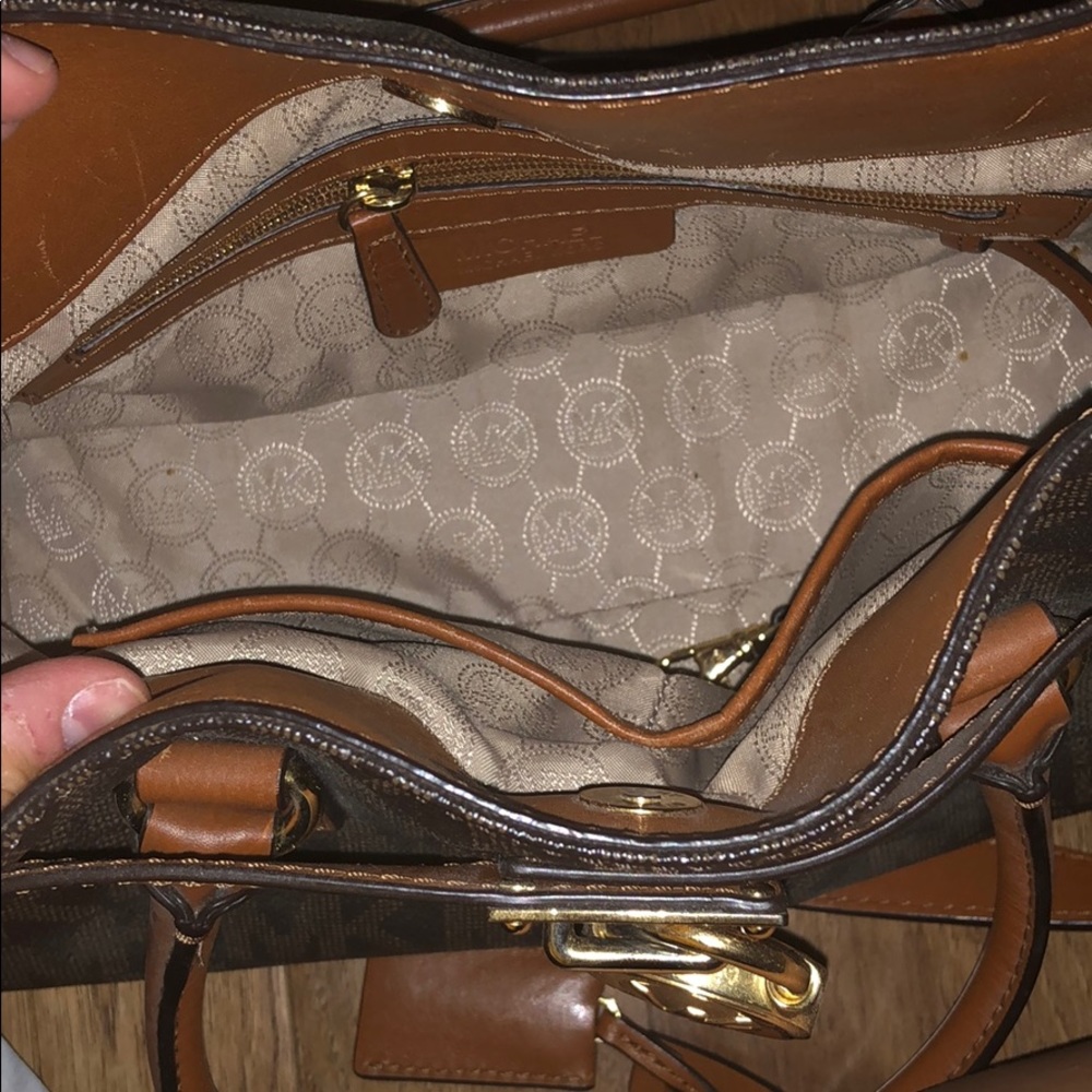 Micheal Kors hang bag - Picture 2 of 2